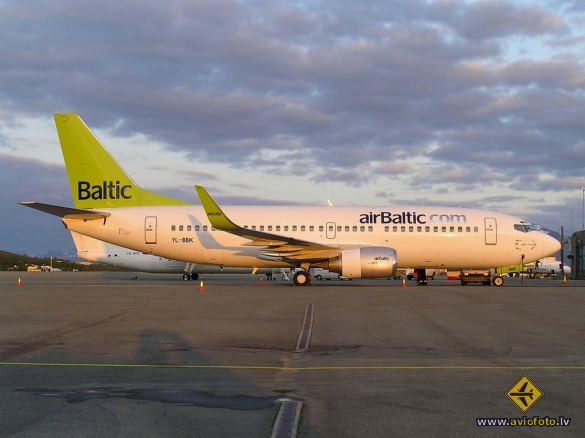 Boeing 737-33V